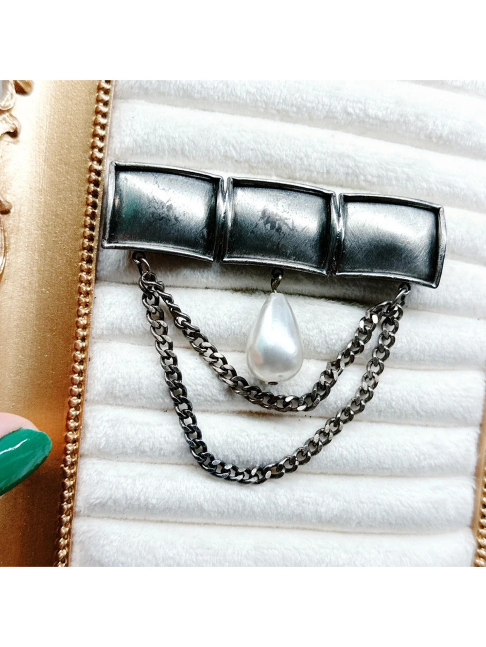 5380gc. Pewtertone Distressed Vintage Brooch